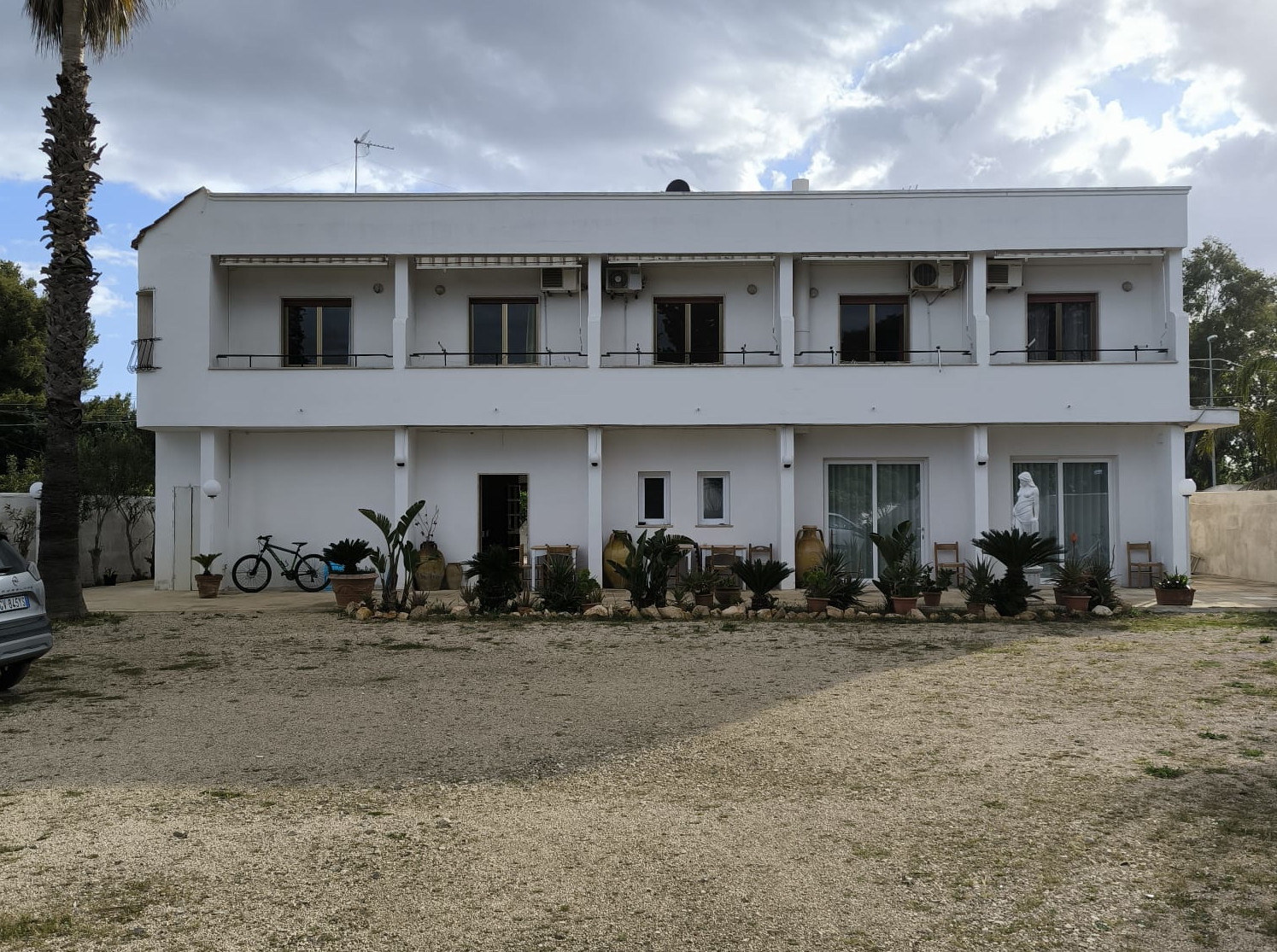 Ampio parcheggio all'interno